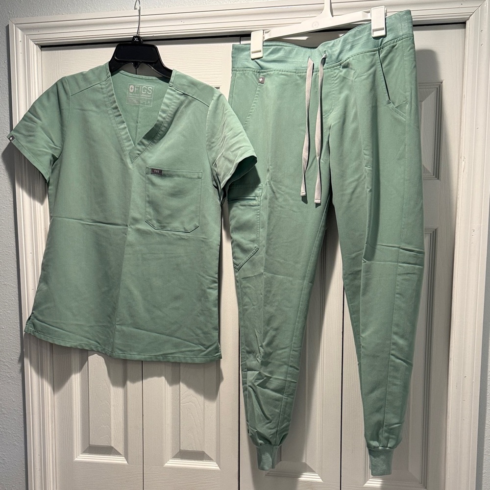 Figs Mint Green V-Neck Scrub Top & Jogger Pants